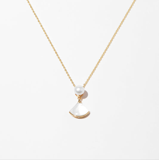 Shell fan pearl necklace