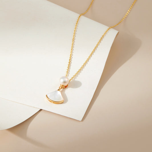 Shell fan pearl necklace