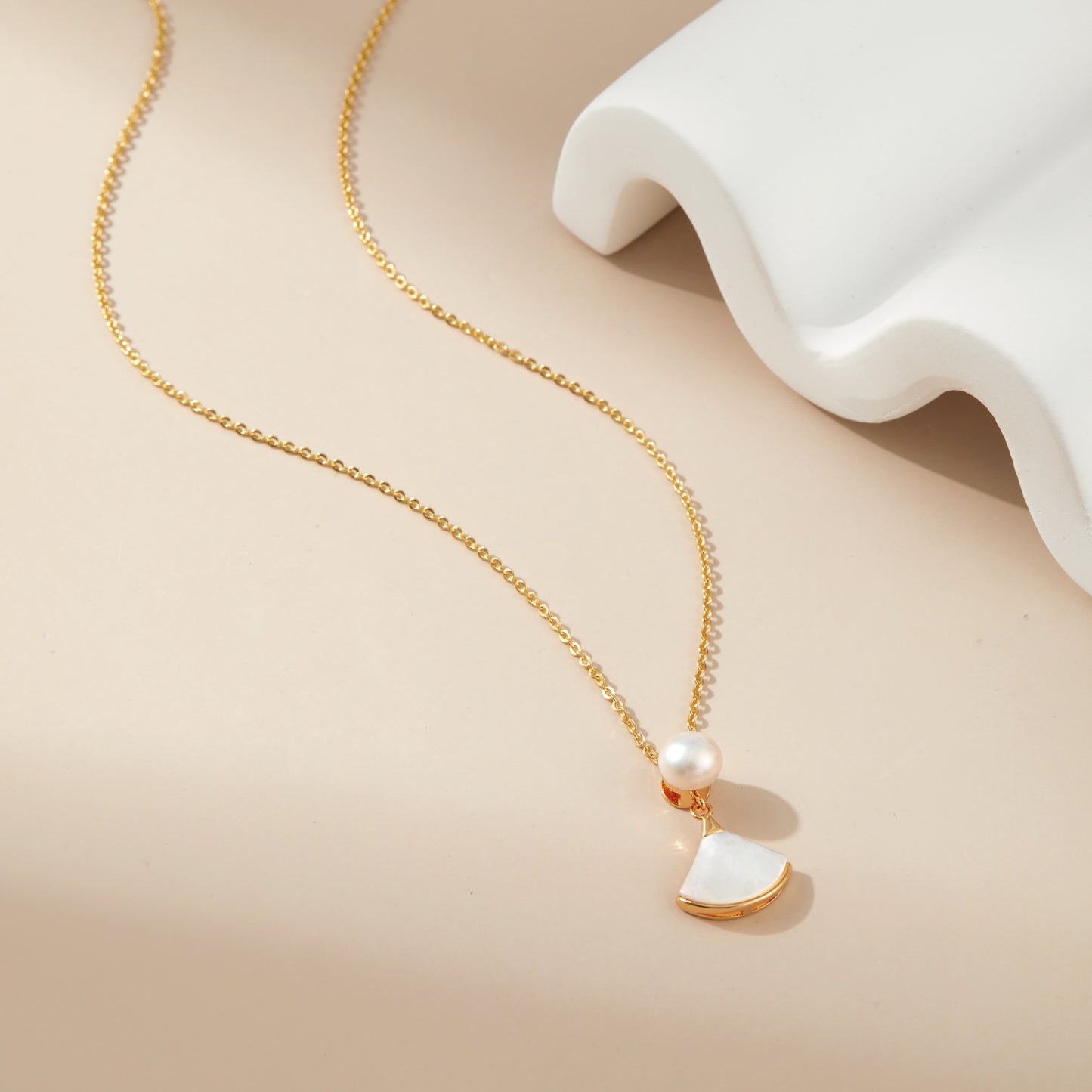 Shell fan pearl necklace