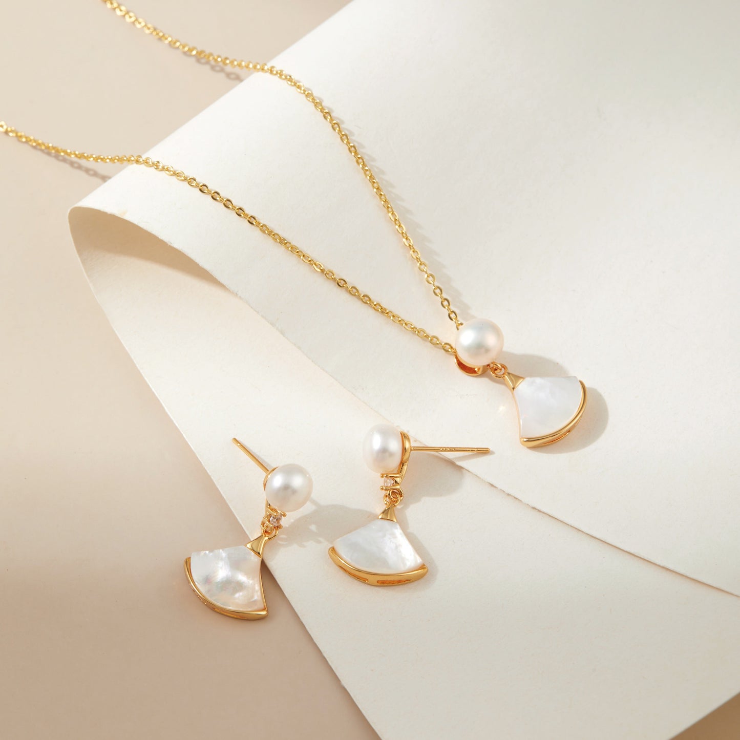 Shell fan pearl necklace
