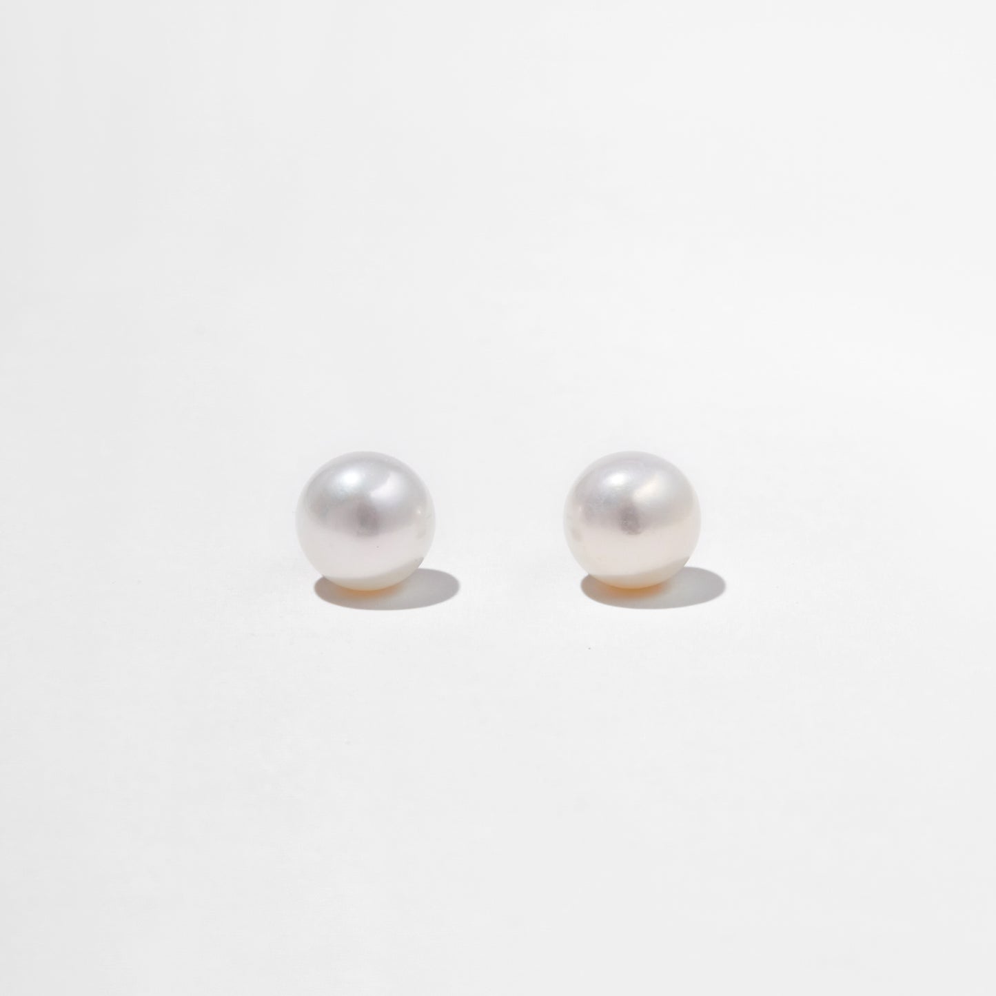 Simple pearl studs 9-10mm
