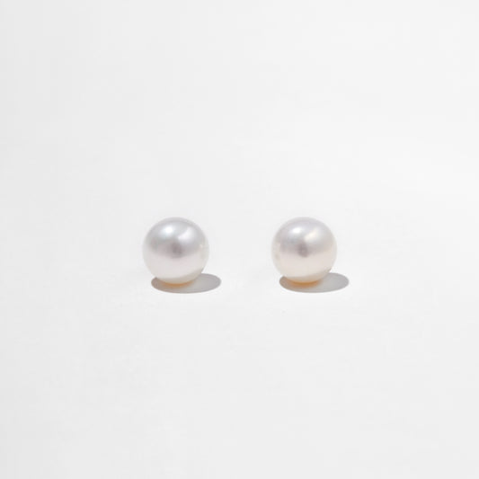 Simple pearl studs 10-11mm