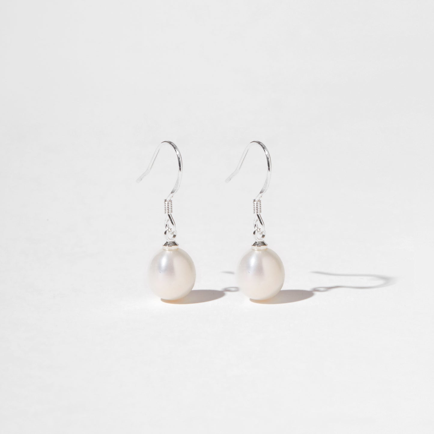 Simple tear drop pearl earrings