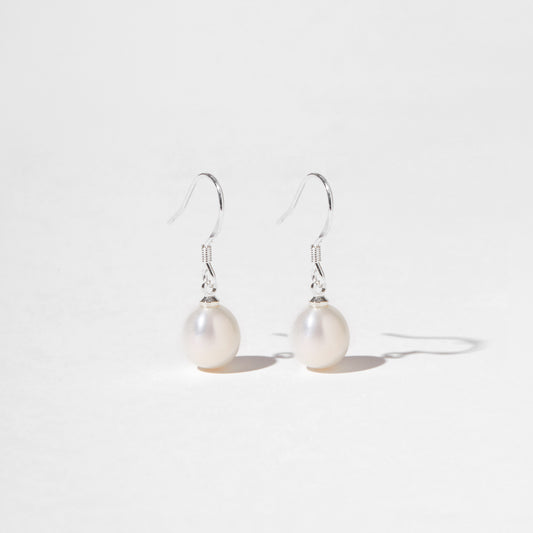 Simple tear drop pearl earrings