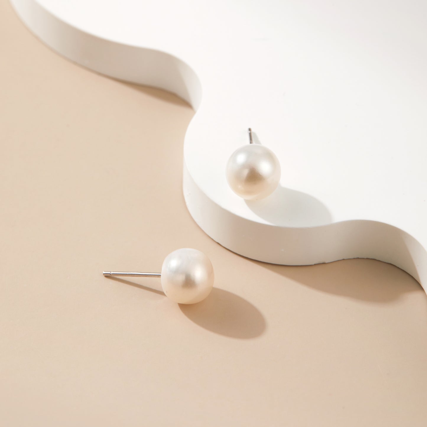 Simple pearl studs 9-10mm