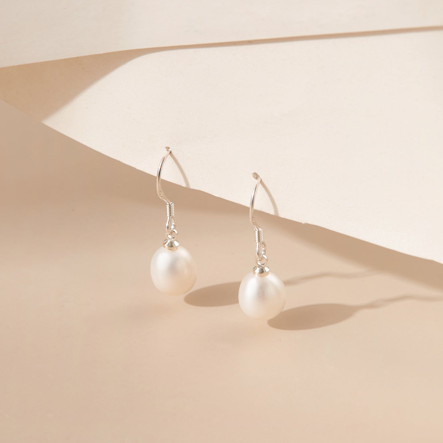Simple tear drop pearl earrings