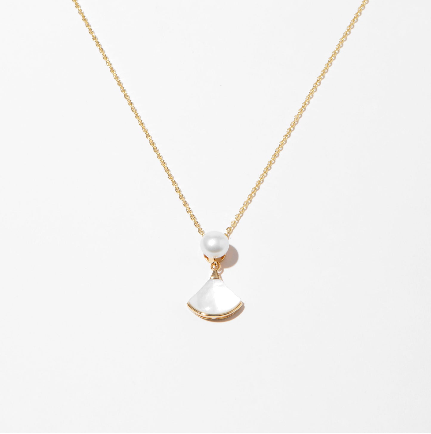 Shell fan pearl necklace