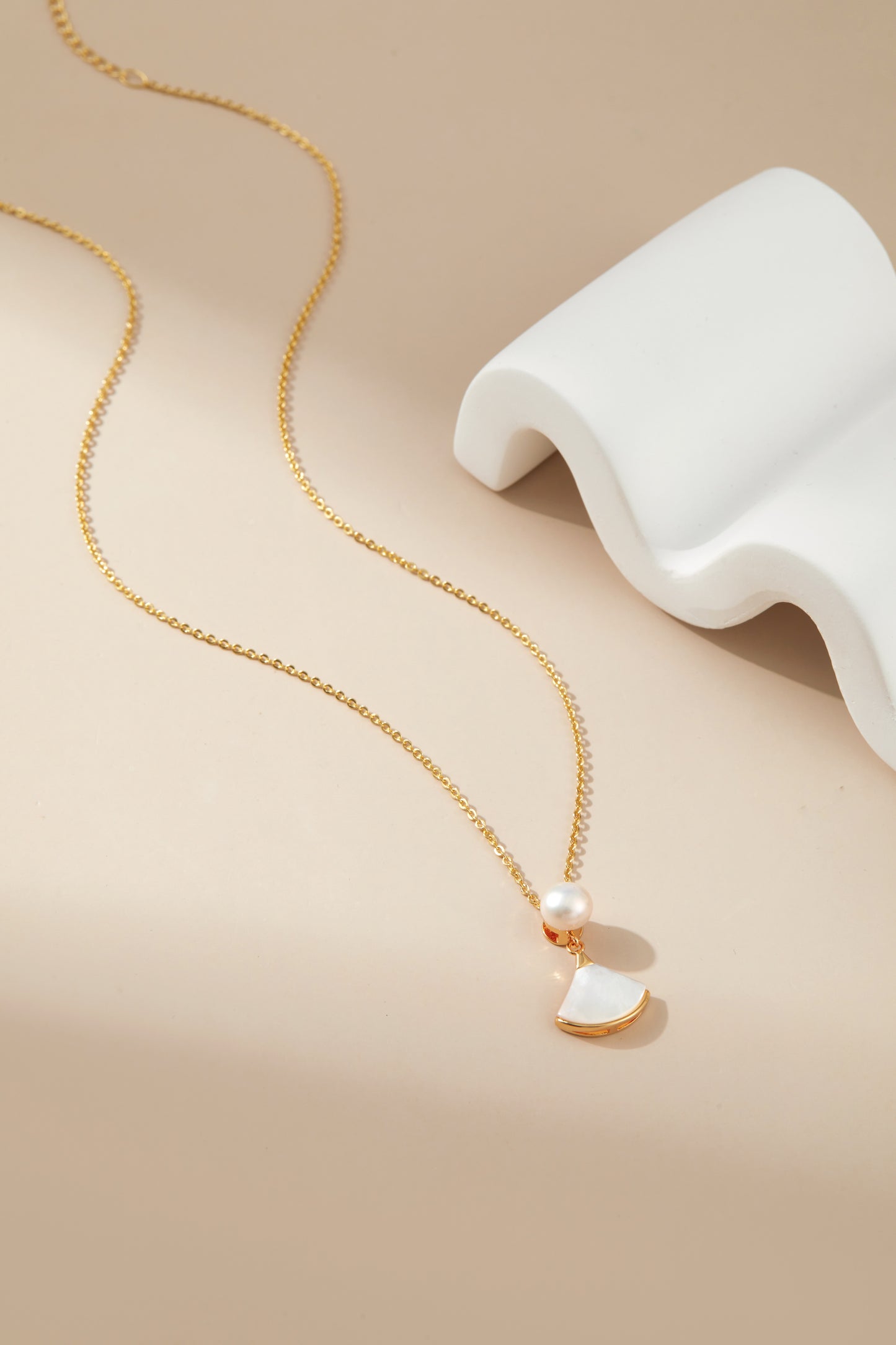 Shell fan pearl necklace