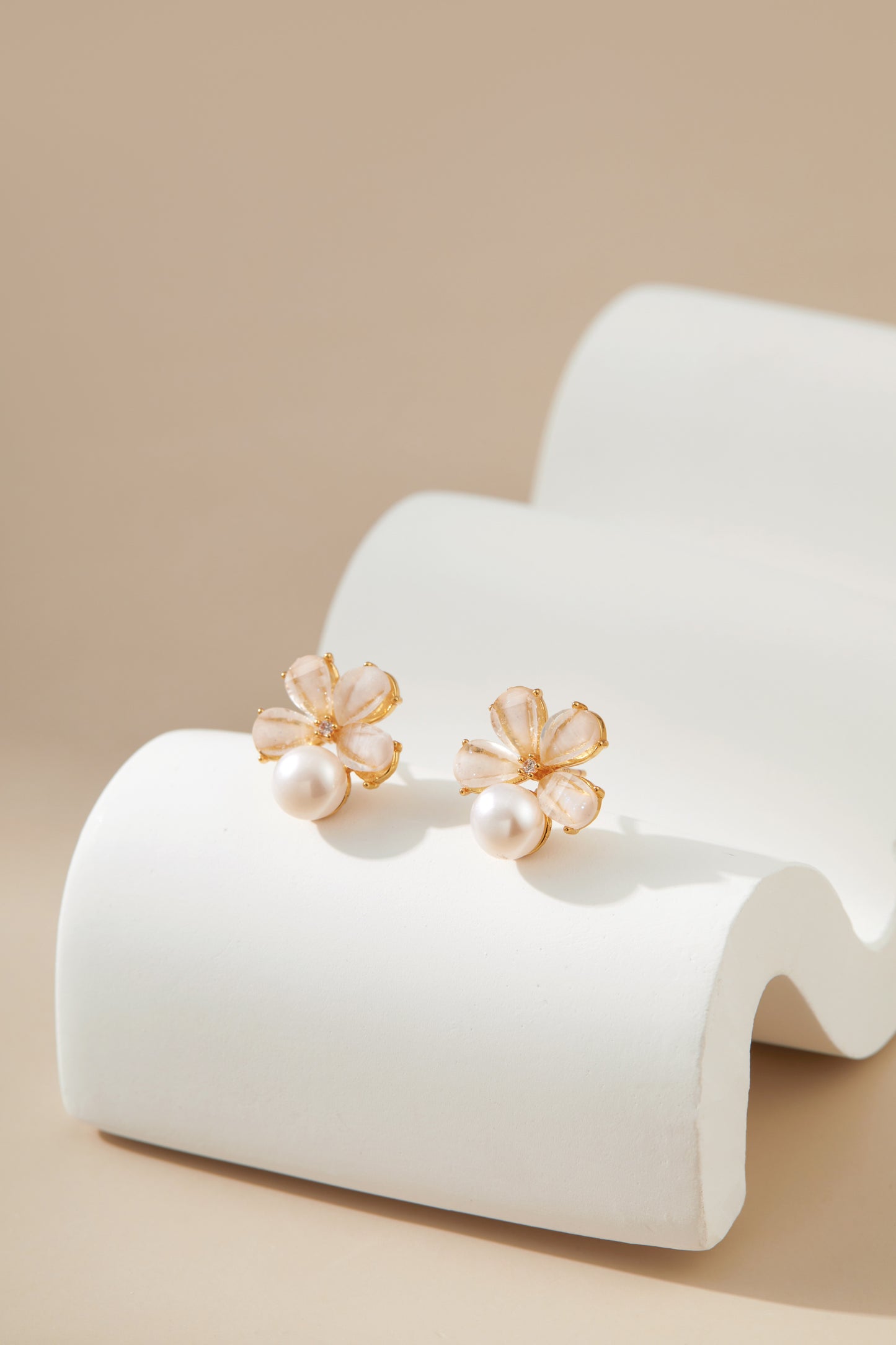 Small flower pearl earrings