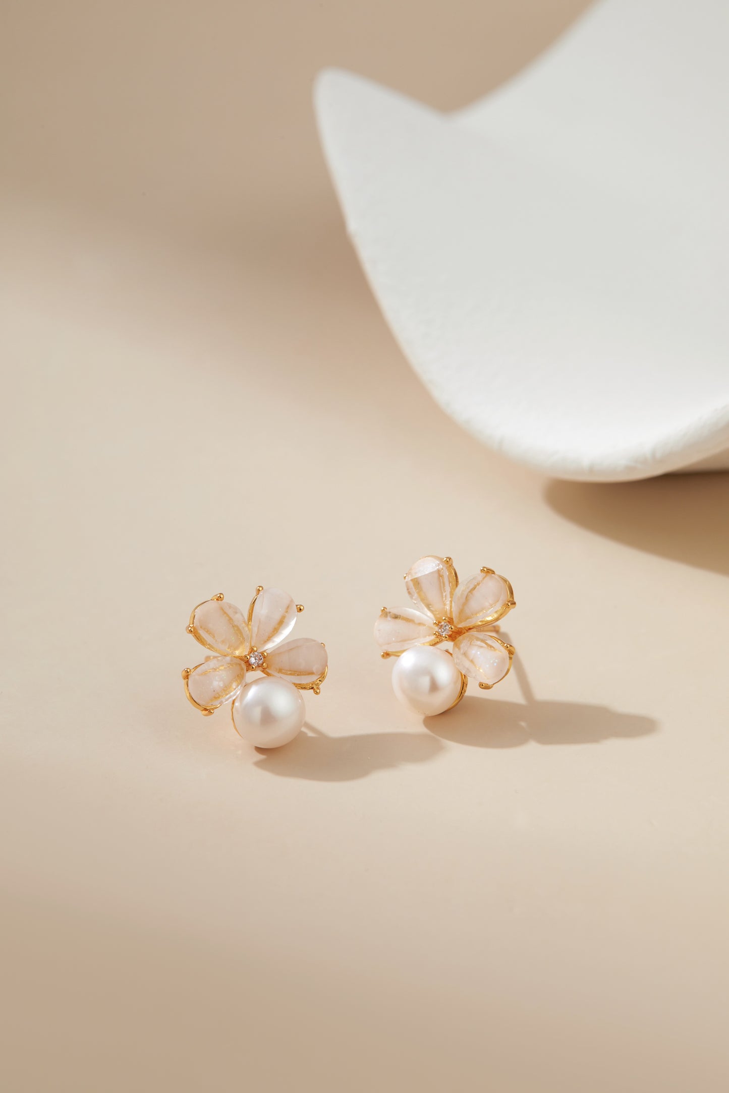 Small flower pearl earrings