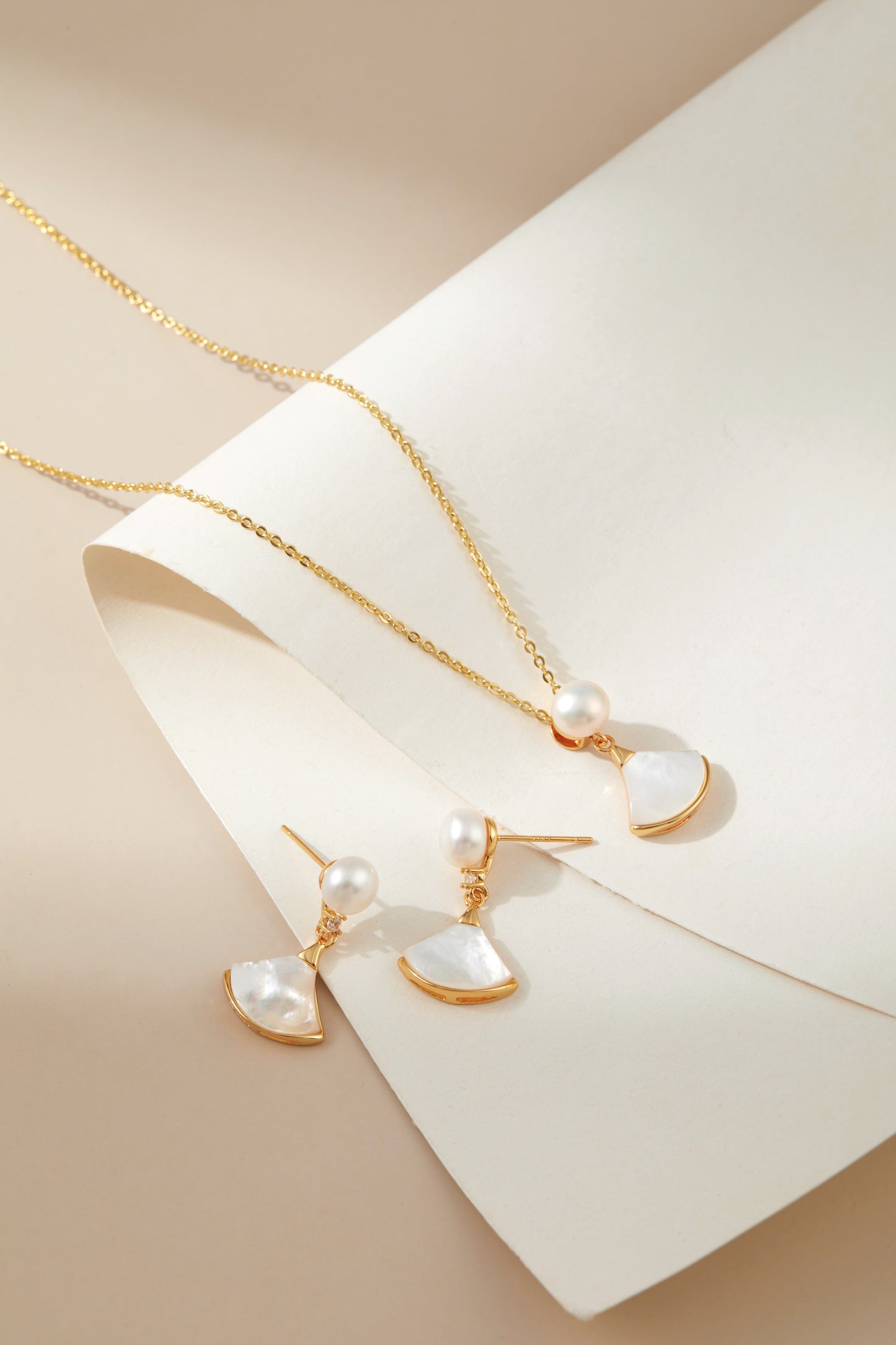 Shell fan pearl necklace