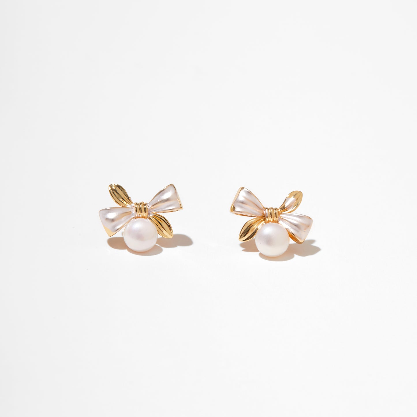 Silk Ribbon – Pearl Enamel Bow & Pearl Stud Earrings