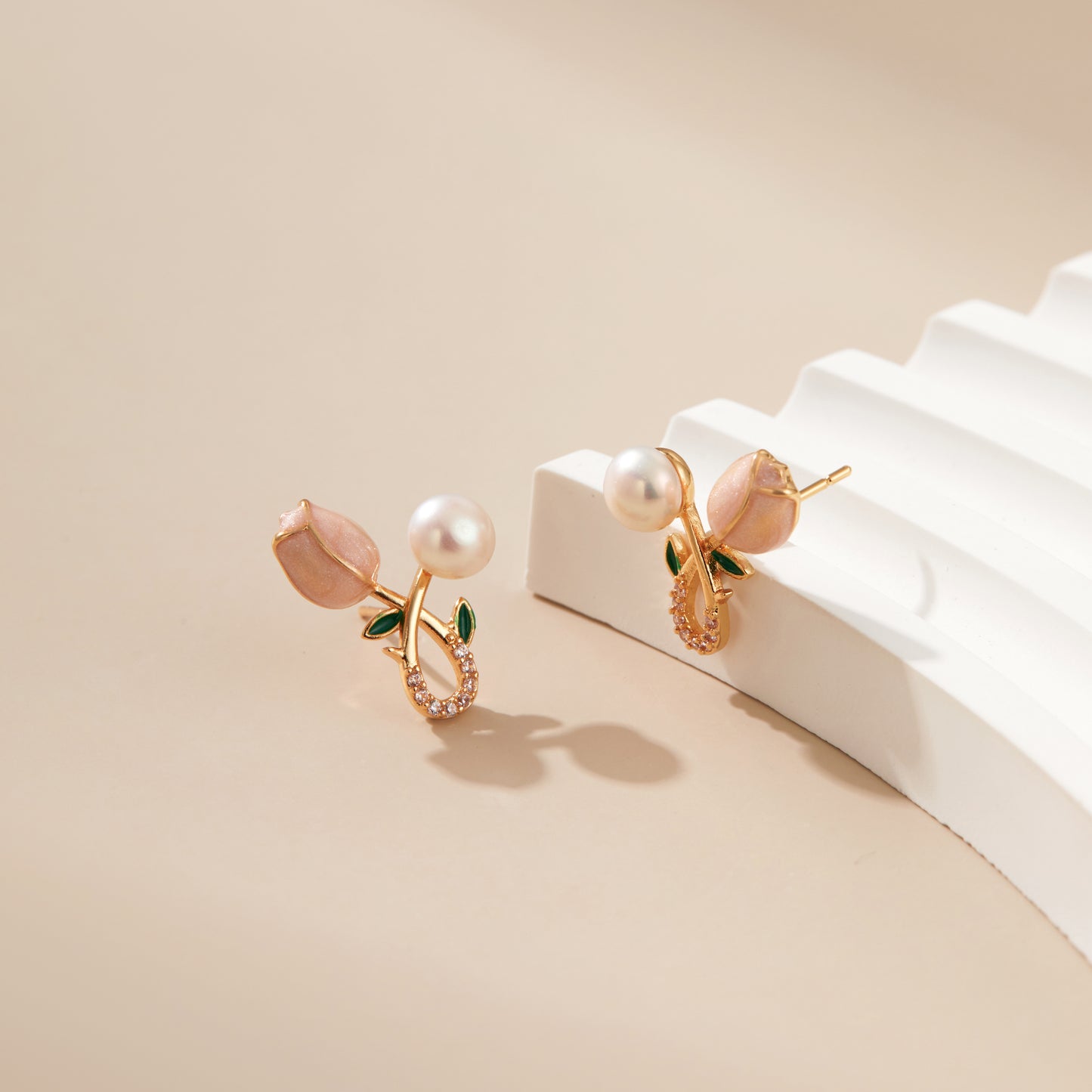 Garden Tulip – Blush Tulip Bud & Pearl Stud Earrings