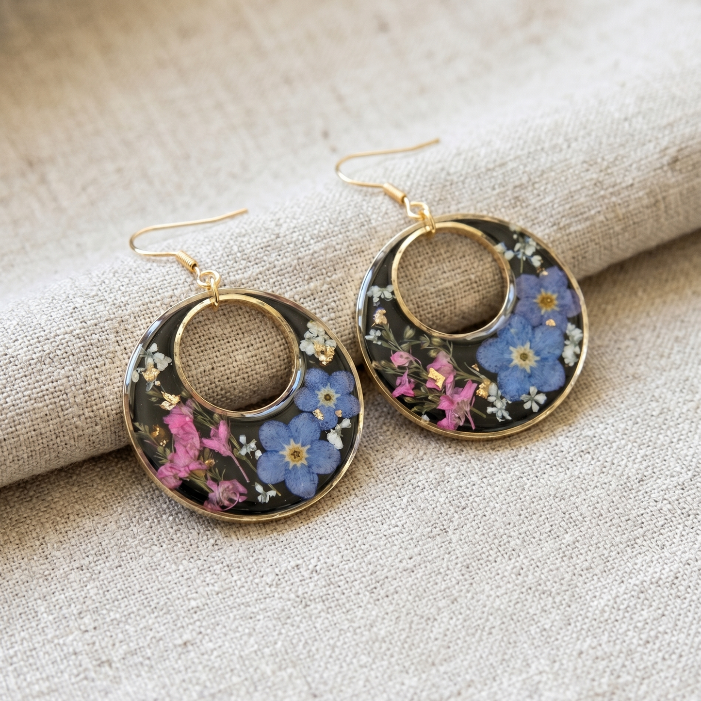 Moonlit Garden – Pressed Forget-Me-Not Black Circle Resin Drop Earrings