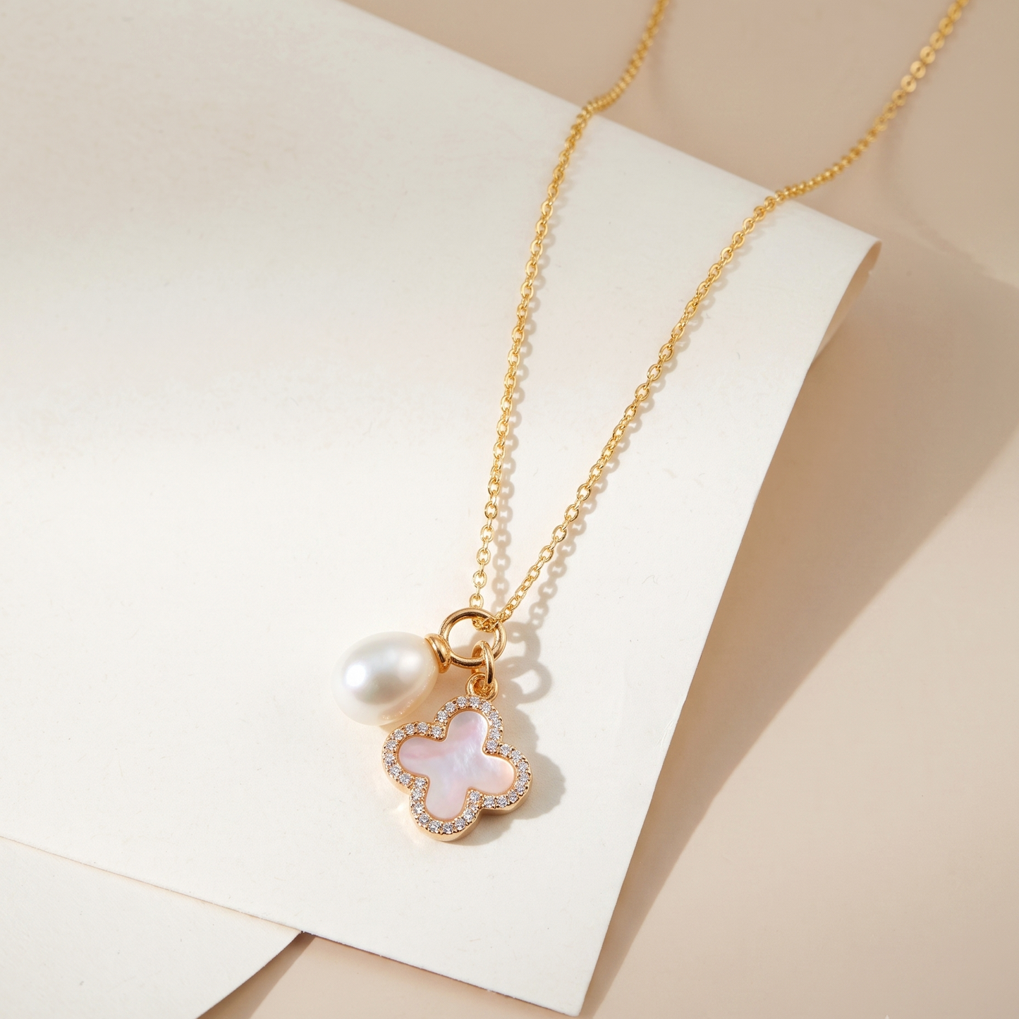 Lucky Clover – Pearl & Mother-of-Pearl Clover Pendant Necklace