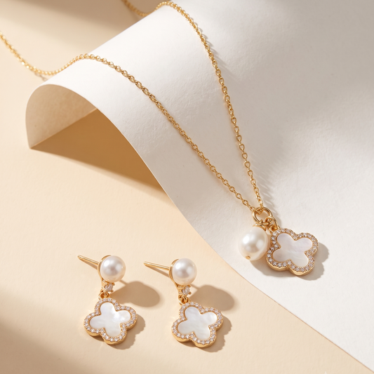 Lucky Clover – Pearl & Mother-of-Pearl Clover Pendant Necklace