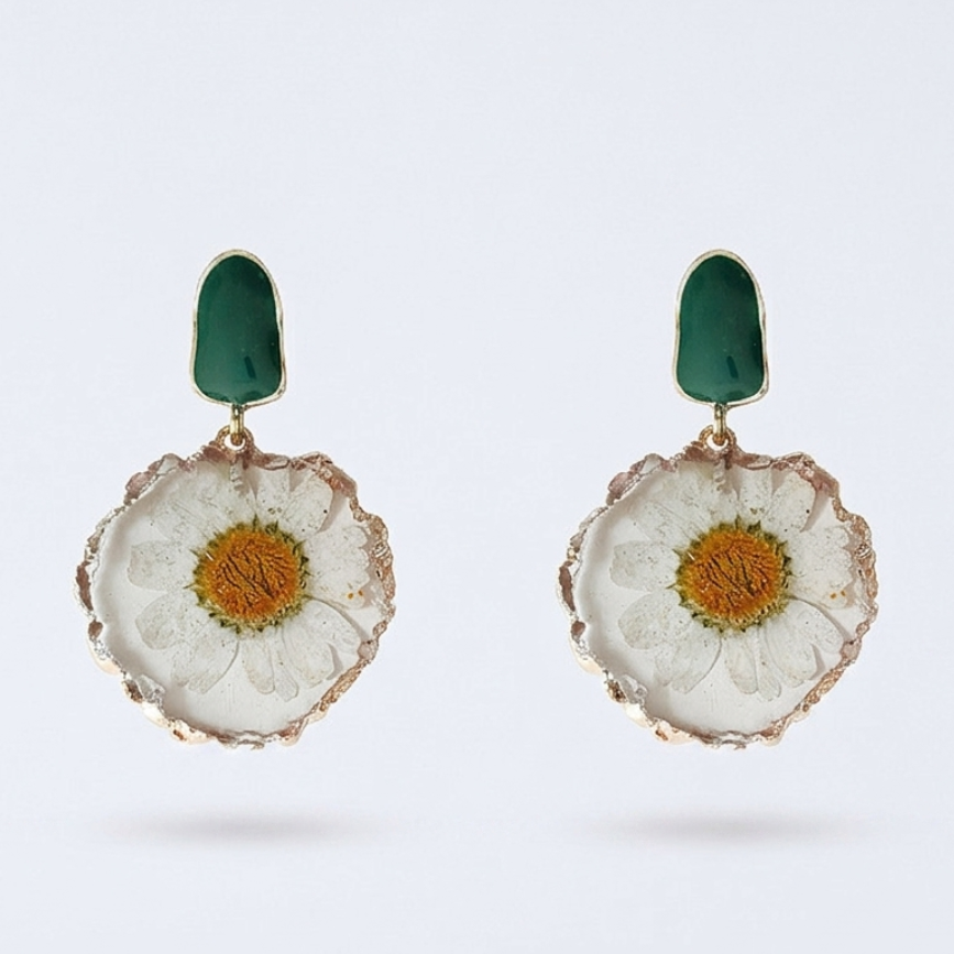 Daisy's Sparkle – Real Dried Daisy & Resin Drop Earrings