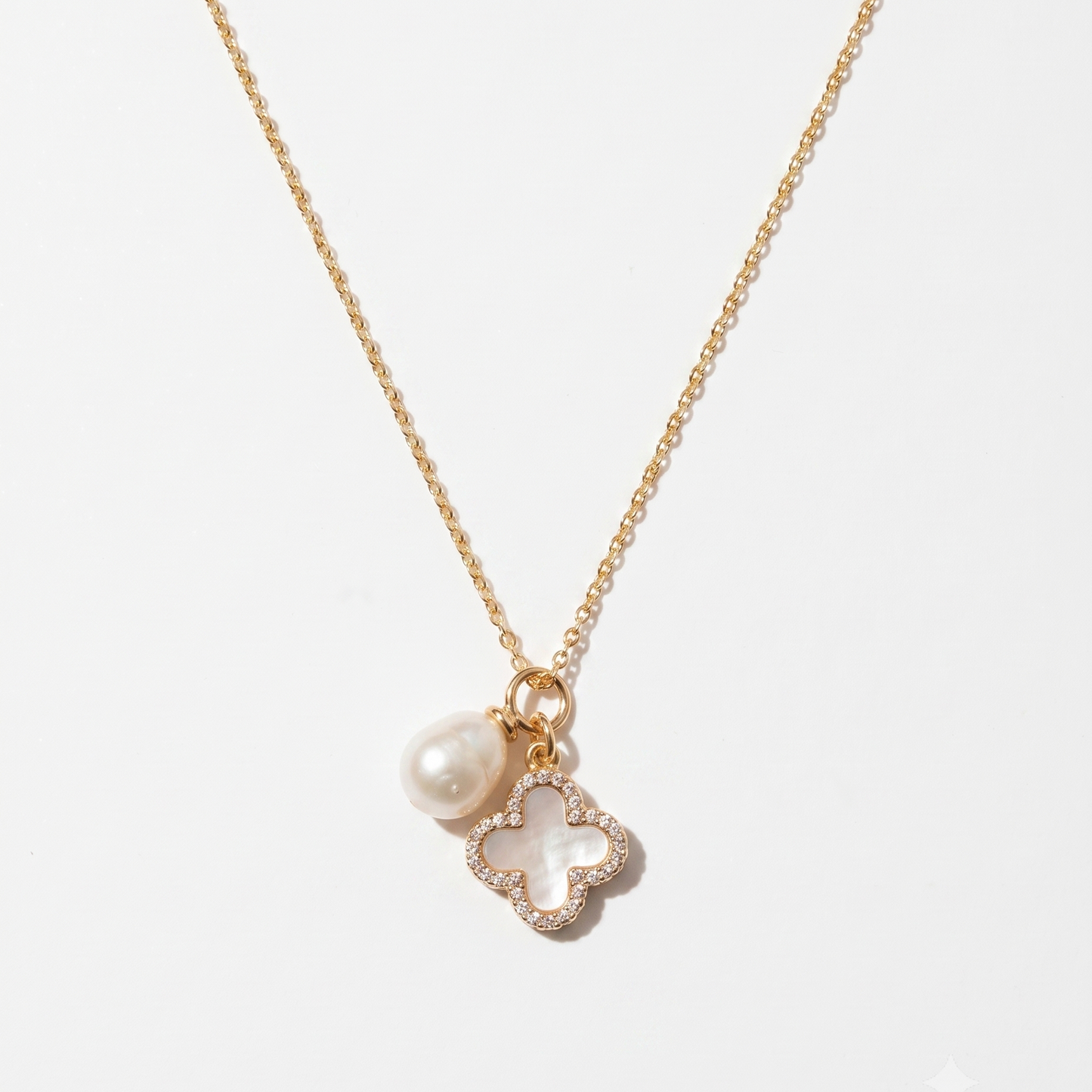 Lucky Clover – Pearl & Mother-of-Pearl Clover Pendant Necklace