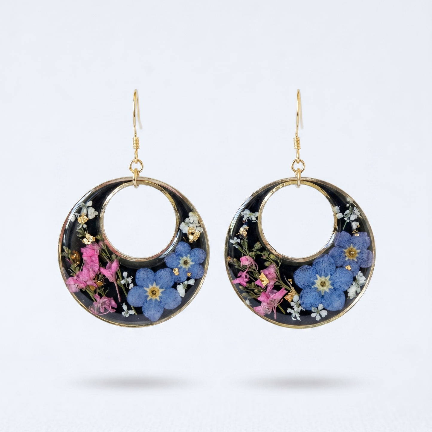 Moonlit Garden – Pressed Forget-Me-Not Black Circle Resin Drop Earrings