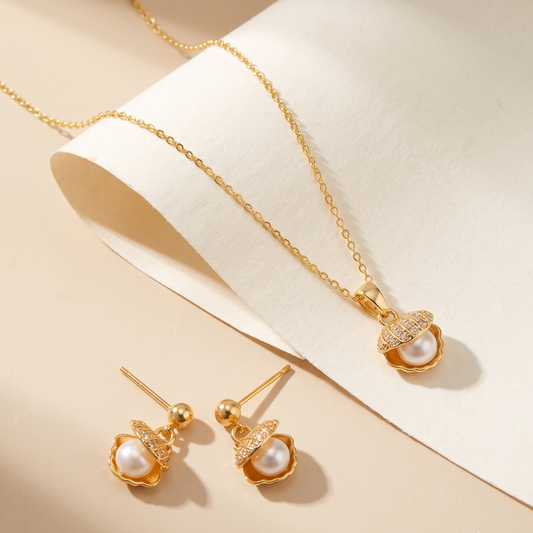 Shell Hold – Mother-of-Pearl Shell & Pearl Pendant Necklace